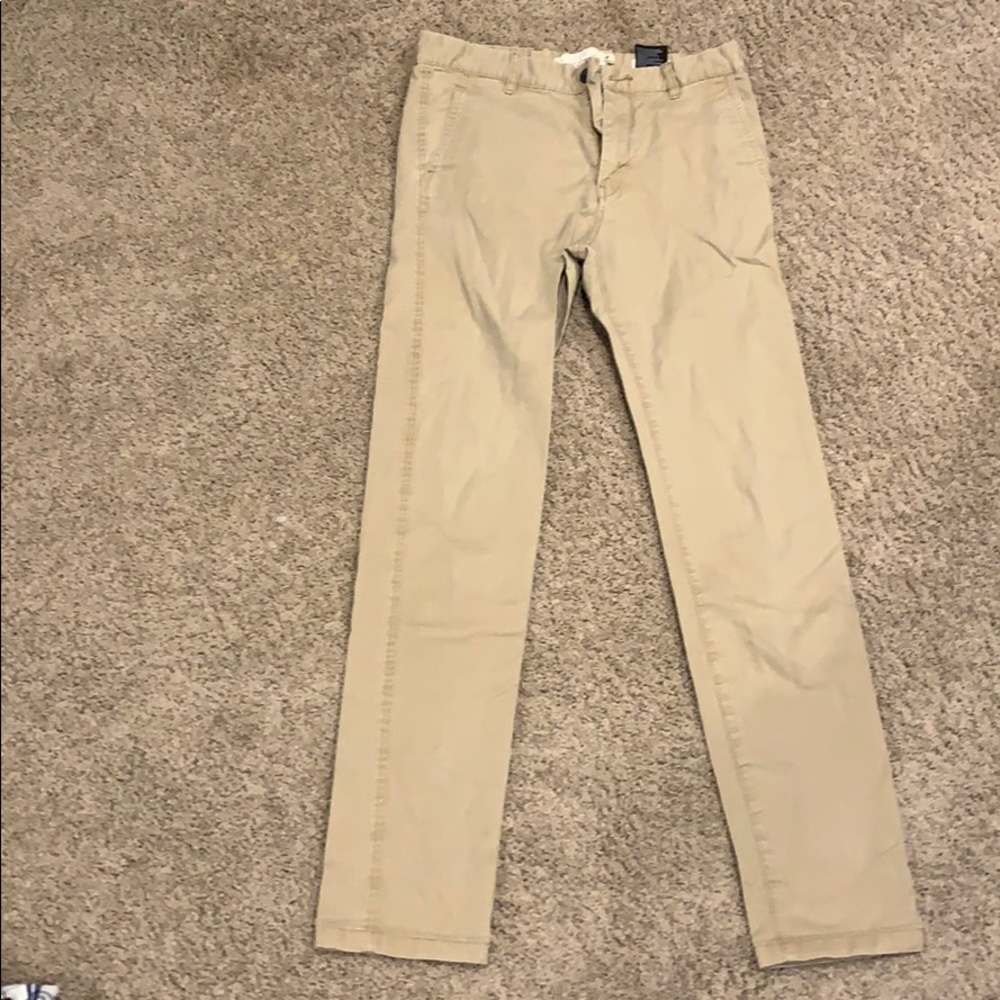 H&M’s skinny fit khaki pants